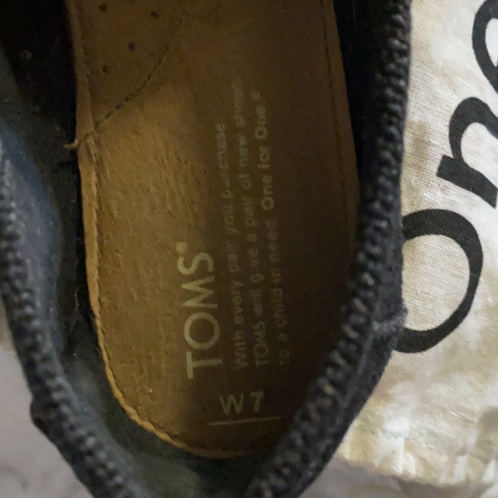 TOMS - Picture 3 of 5